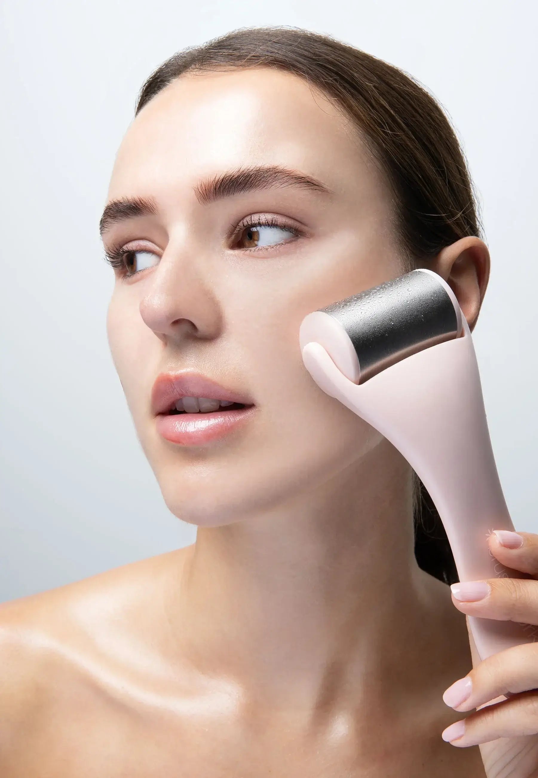 Découvrez le Stylo de Maquillage 4 en 1 en Rose, un accessoire élégant et pratique pour une routine de maquillage simplifiée. Ce stylo multifonction offre quatre outils essentiels en un seul produit, permettant de gagner du temps tout en obtenant un résul