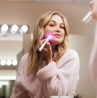 Découvrez le Stylo de Maquillage 4 en 1 en Rose, un accessoire élégant et pratique pour une routine de maquillage simplifiée. Ce stylo multifonction offre quatre outils essentiels en un seul produit, permettant de gagner du temps tout en obtenant un résul