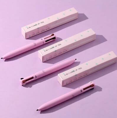 Stylo de maquillage 4 en 1 en rose avec emballage élégant, parfait pour une routine de maquillage simplifiée.